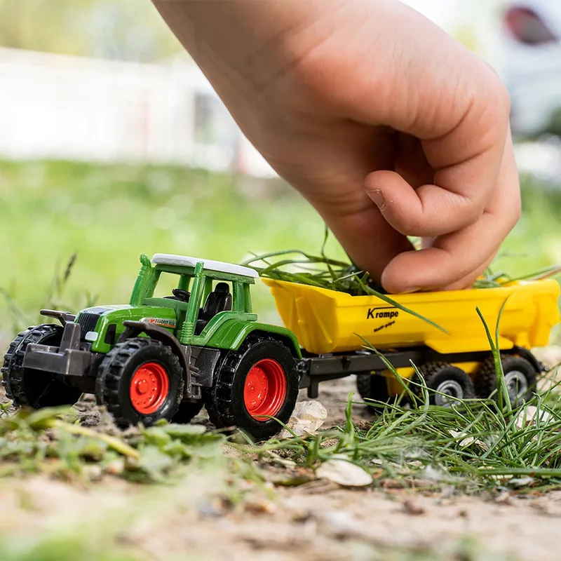 Fendt 926 Vario met Krampe kiepwagen – 1605 van Siku – sfeerfoto