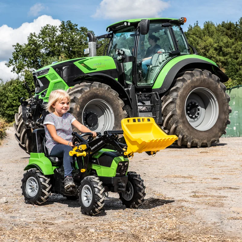 rollyFarmtrac DEUTZ-FAHR Agrotron 7250 TTV – 710133 van Rolly Toys – sfeerfoto 2 van 3