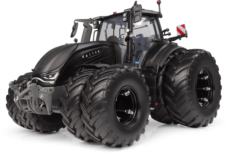 Valtra S416 Unlimited Matt Black met Dubbellucht Limited Edition 1:32 by Universal Hobbies in Zwart – product photo