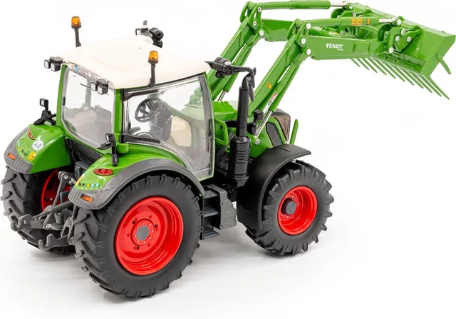 Fendt 313 Vario trekker met een frontlader