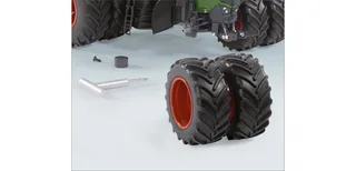 Fendt 1050 Vario met dubbellucht – 077830 · 1:32 van Wiking – sfeerfoto 3 van 3