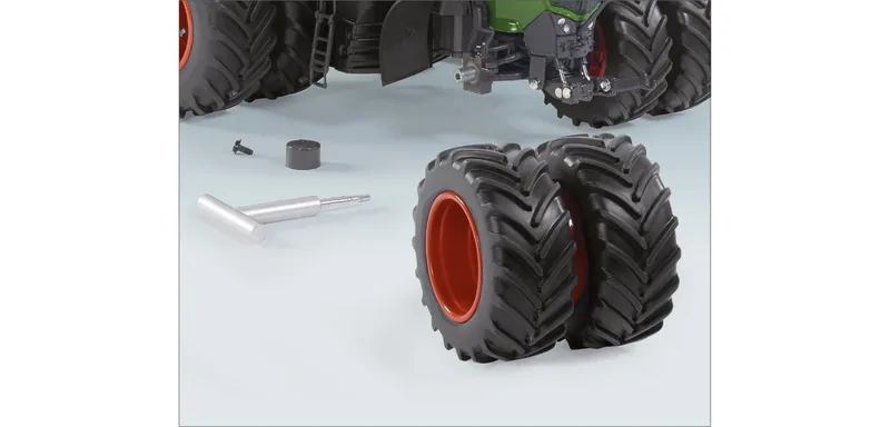 Fendt 1050 Vario met dubbellucht – 077830 · 1:32 van Wiking – sfeerfoto 3 van 3