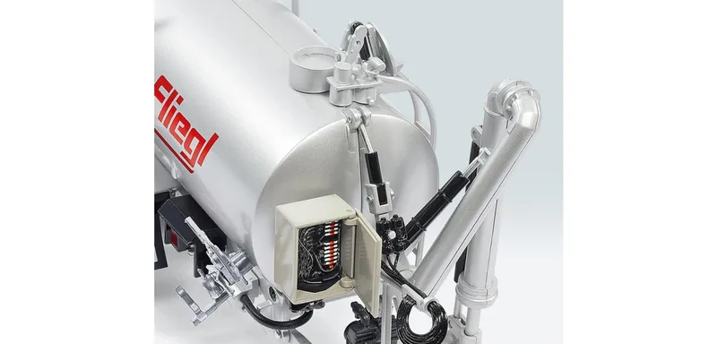 Fliegl VFW 18.000 Profiline / Güllegrubber GUG 6m – 077338 · 1:32 van Wiking – sfeerfoto 3 van 4