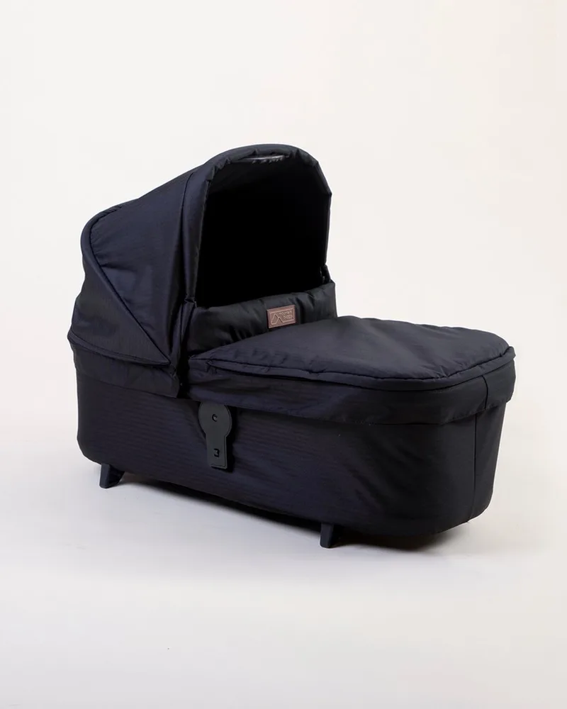 Reiswieg Carrycot Plus - V4 2026 - Heritage Collection – Geschikt voor Urban Jungle & Terrain V4 de Mountain Buggy en Zwart caviar – photo produit