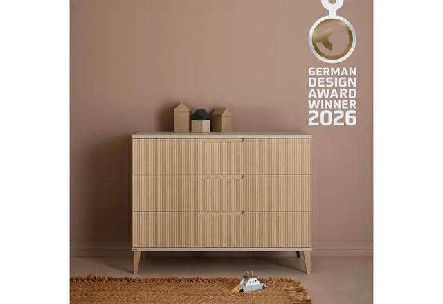 Wickelkommode JONTE in Beige & Eichefarben, 3 Schubladen mit Soft-Close, Vollauszug, Kommode 124 cm Breite, Wickeltisch mit Massivholz-Füßen