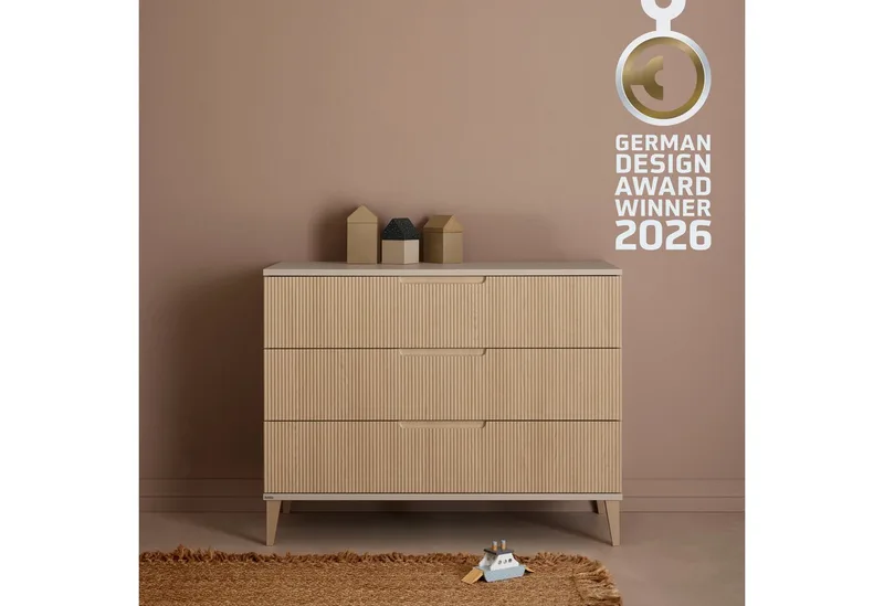 Wickelkommode JONTE in Beige & Eichefarben, 3 Schubladen mit Soft-Close, Vollauszug, Kommode 124 cm Breite, Wickeltisch mit Massivholz-Füßen by Paidi in Beige, braun – product photo