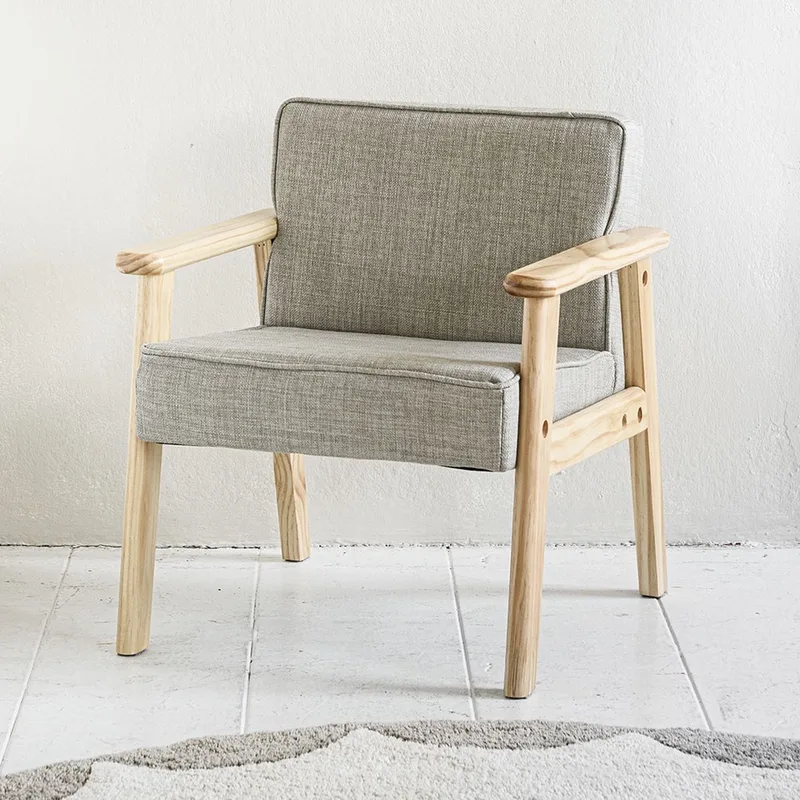 Kinderstoel Hout - Stijlvol in elke kamer - Creëer een eigen plekje waar je kind comfortabel kan zitten in zijn of haar eigen 'grote' stoel - Bekleed met zacht polyester en voorzien van massief houten leuningen - Retro Collectie by Petite Amélie in Grijs – product photo