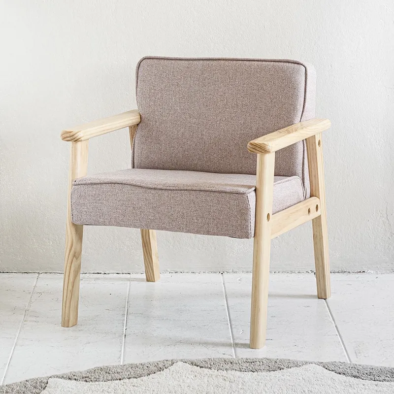 Kinderstoel Hout voor Meisjes - Stijlvol in elke kamer - Creëer een eigen plekje waar je kleine meid comfortabel kan zitten in haar eigen 'grote' stoel - Bekleed met zacht polyester en voorzien van massief houten leuningen - Retro Collectie van Petite Amélie in Roze – productfoto
