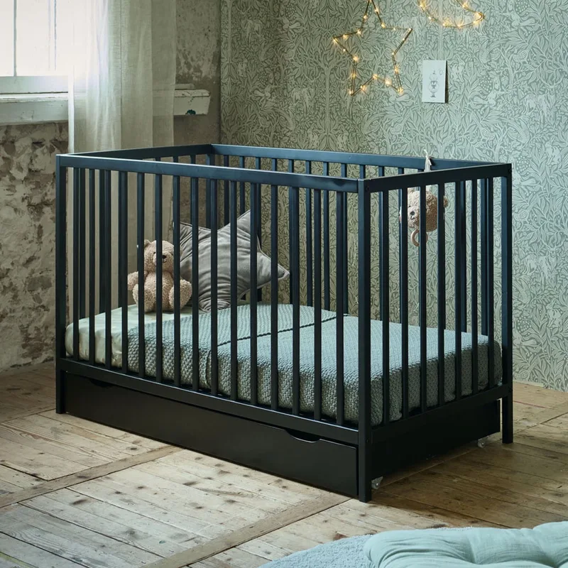 ® Ledikant - 60 x 120 cm - Lattenbodem instelbaar in 3 hoogtes - Geschikt tot ongeveer 2 jaar - Stevig Bed dankzij Massief Hout & Sterk Plaatmateriaal - Zwarte by Petite Amélie in Hetre – Zwarte – product photo
