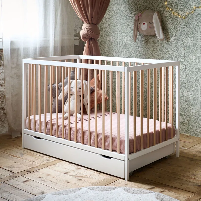 ® Ledikant - 60 x 120 cm - Lattenbodem instelbaar in 3 hoogtes - Geschikt tot ongeveer 2 jaar - Stevig Bed dankzij Massief Hout & Sterk Plaatmateriaal - Wit & Naturel de Petite Amélie en Hetre – Wit en Naturel – photo produit