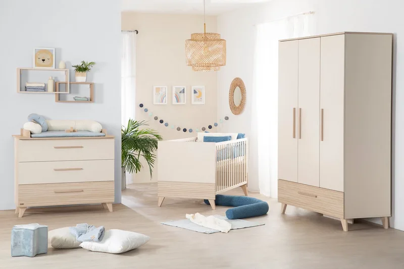 Babyzimmer-Komplettset Sidney - modernes Kinderzimmer in Cashmere & Eiche, (Komplett-Set, 3-tlg., Babybett 70 x 140 cm, Wickelkommode, Kleiderschrank), Griffe & Füße aus Massivholz - Mit hochwertigen Fräsungen im Holz by roba in Beige – product photo