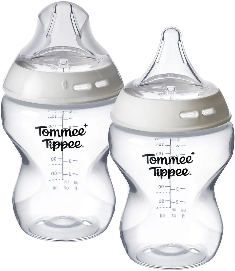 Natural Start babyfles en driehoekige Deep Latch-spenen - set van 2 x 260ml baby flessen - lage toevoersnelheid 0m+ van Tommee Tippee in Doorzichtig – productfoto