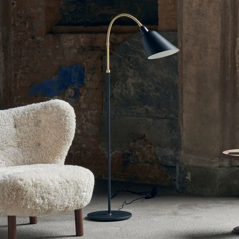 Bellevue AJ7 vloerlamp zwart/messing - &Tradition - Woonkamer - Designer - Metaal - 1 lamp by &Tradition – product photo