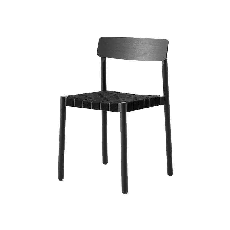 Betty TK1 Stuhl Black, Sitzfläche aus geflochtenem Leinenband von &Tradition – Produktfoto