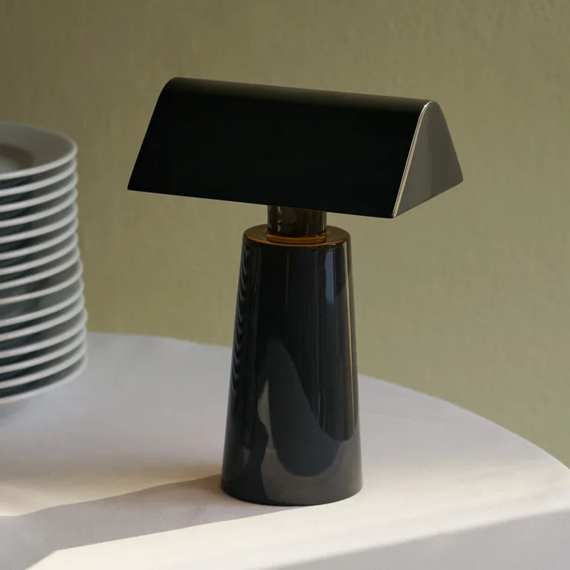 Caret MF1 accu-tafellamp, antraciet, IP44 - &TRADITION - Woonkamer - Designer - Metaal - Met lampenkap von &Tradition – Produktfoto