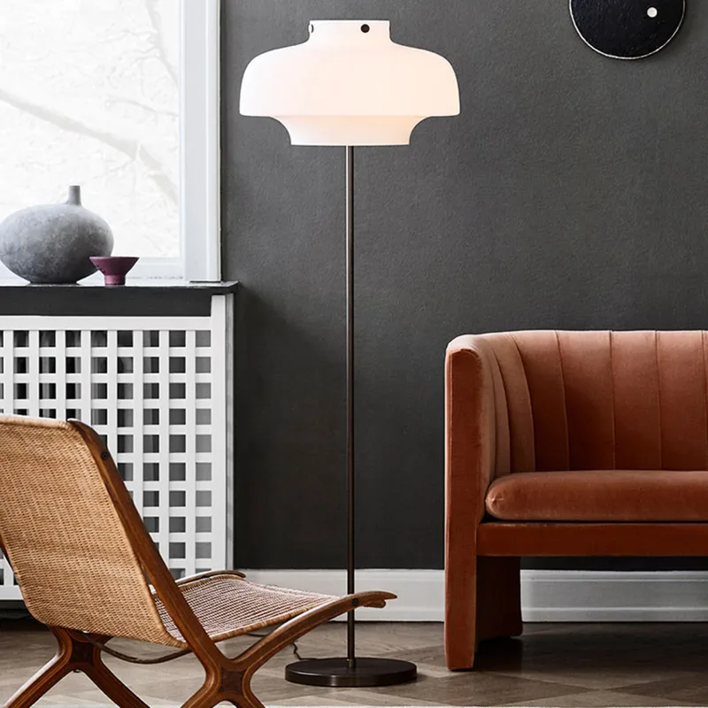 Copenhagen SC14 vloerlamp opaalglas - &Tradition - Woonkamer - Designer - Metaal - Met lampenkap von &Tradition – Produktfoto