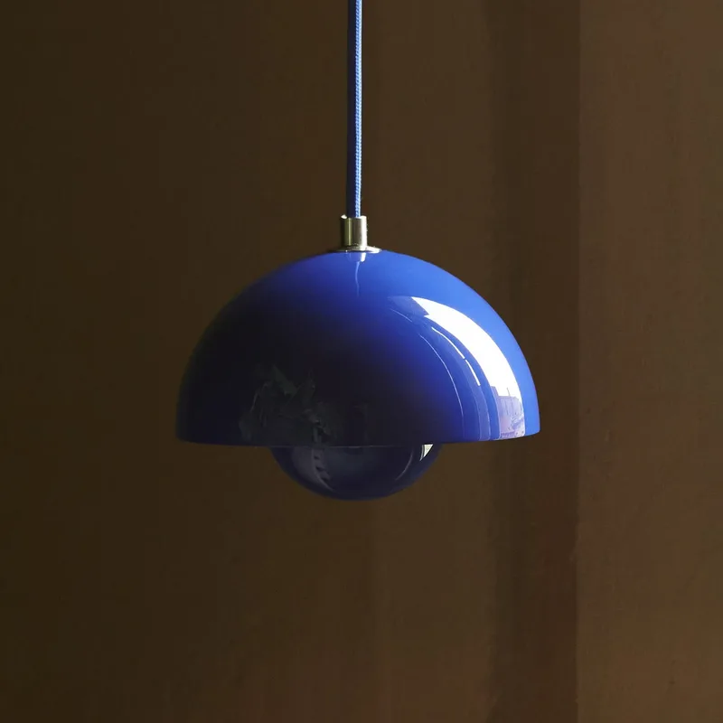Flowerpot VP10 hanglamp kobaltblauw - &Tradition - Woonkamer - Designer - Metaal - Met lampenkap von &Tradition – Produktfoto
