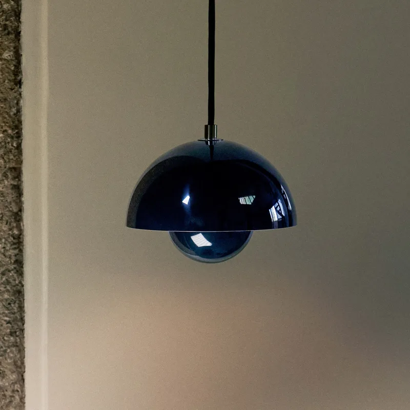 Flowerpot VP10 hanglamp, Ø 16 cm, staalblauw - &TRADITION - Woonkamer - Designer - Metaal - Met lampenkap by &Tradition – product photo