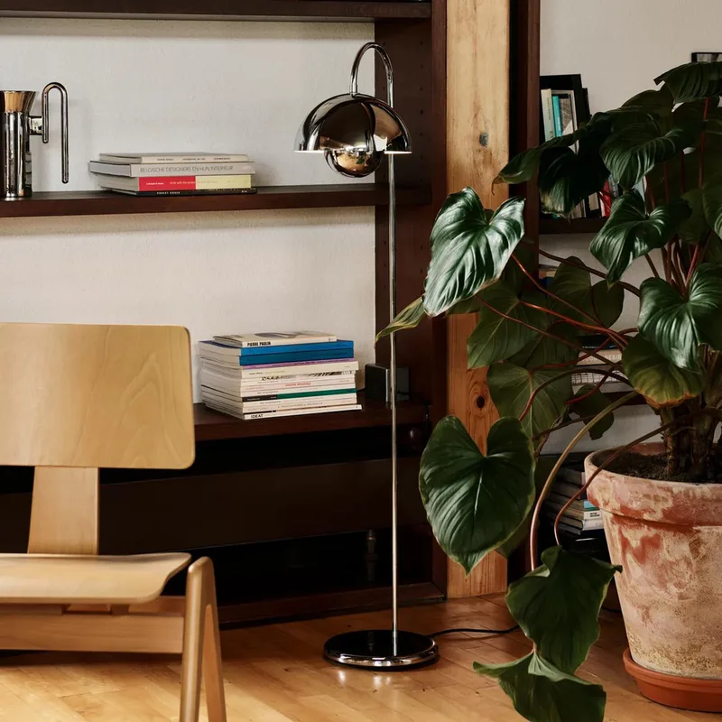 Flowerpot VP12 vloerlamp, chroom, hoogte 122 cm - &TRADITION - Woonkamer - Designer - Metaal - Met lampenkap by &Tradition – product photo