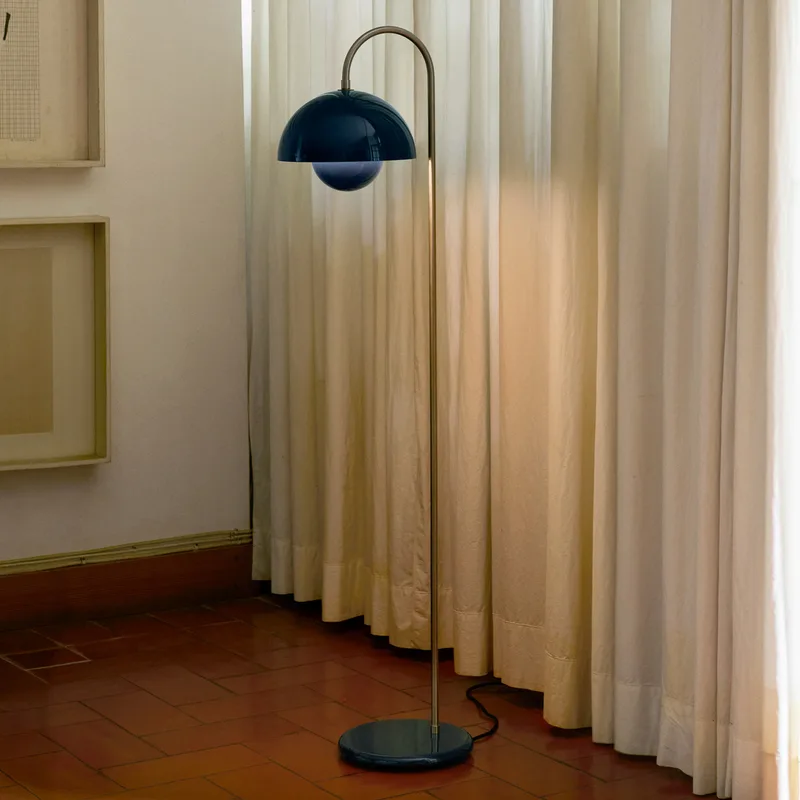 Flowerpot VP12 vloerlamp, staalblauw, hoogte 122 cm - &TRADITION - Woonkamer - Designer - Metaal - Met lampenkap von &Tradition – Produktfoto