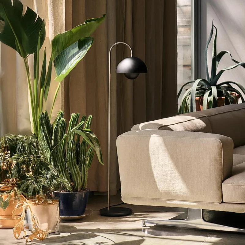 Flowerpot VP12 vloerlamp, zwart, hoogte 122 cm - &TRADITION - Woonkamer - Designer - Metaal - Met lampenkap von &Tradition – Produktfoto