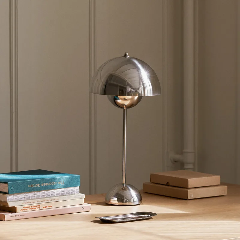 Flowerpot VP3 tafellamp, chroom, 50 cm - &TRADITION - Woonkamer - Designer - Metaal - 1 lamp von &Tradition – Produktfoto