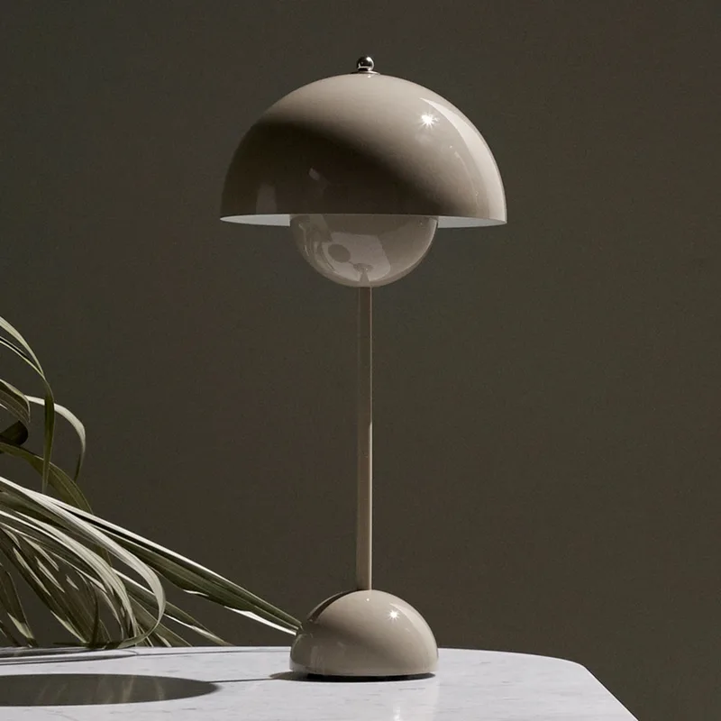 Flowerpot VP3 tafellamp, grijs-beige, 50 cm - &TRADITION - Woonkamer - Designer - Metaal - 1 lamp von &Tradition – Produktfoto