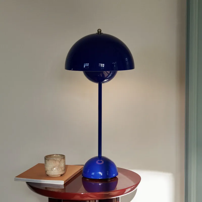 Flowerpot VP3 tafellamp, kobaltblauw, 50 cm - &TRADITION - Woonkamer - Designer - Metaal - 1 lamp von &Tradition – Produktfoto