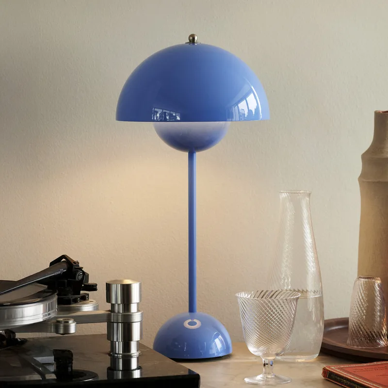 Flowerpot VP3 tafellamp lichtblauw - &Tradition - Woonkamer - Designer - Metaal - 1 lamp von &Tradition – Produktfoto