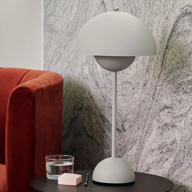 Flowerpot VP3 tafellamp, lichtgrijs mat, 50 cm - &TRADITION - Woonkamer - Designer - Metaal - 1 lamp von &Tradition – Produktfoto