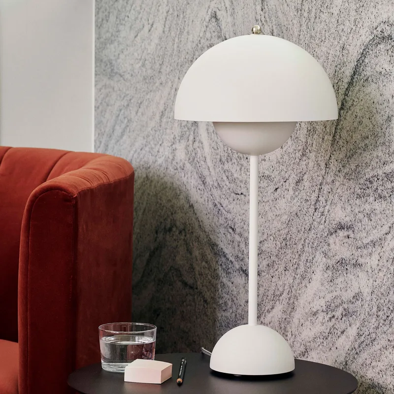Flowerpot VP3 tafellamp, mat wit, 50 cm - &TRADITION - Woonkamer - Designer - Metaal - 1 lamp by &Tradition – product photo