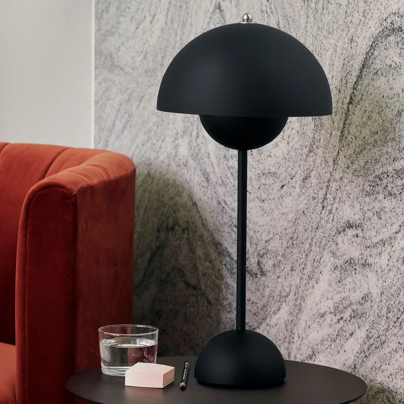 Flowerpot VP3 tafellamp, matzwart, 50 cm - &TRADITION - Woonkamer - Designer - Metaal - 1 lamp von &Tradition – Produktfoto
