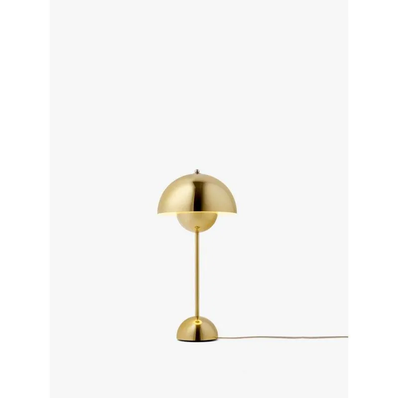 Flowerpot VP3 tafellamp, messing, 50 cm - &TRADITION - Woonkamer - Designer - Metaal - 1 lamp von &Tradition – Produktfoto