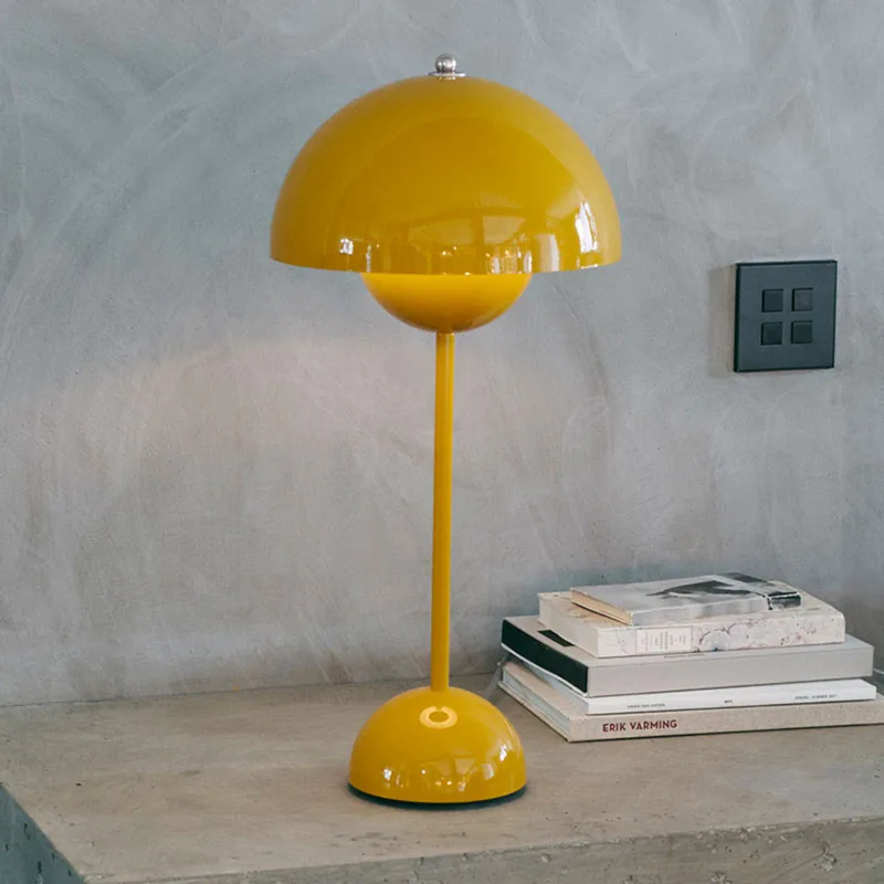 Flowerpot VP3 tafellamp, mosterdgeel, 50 cm - &TRADITION - Woonkamer - Designer - Metaal - 1 lamp von &Tradition – Produktfoto