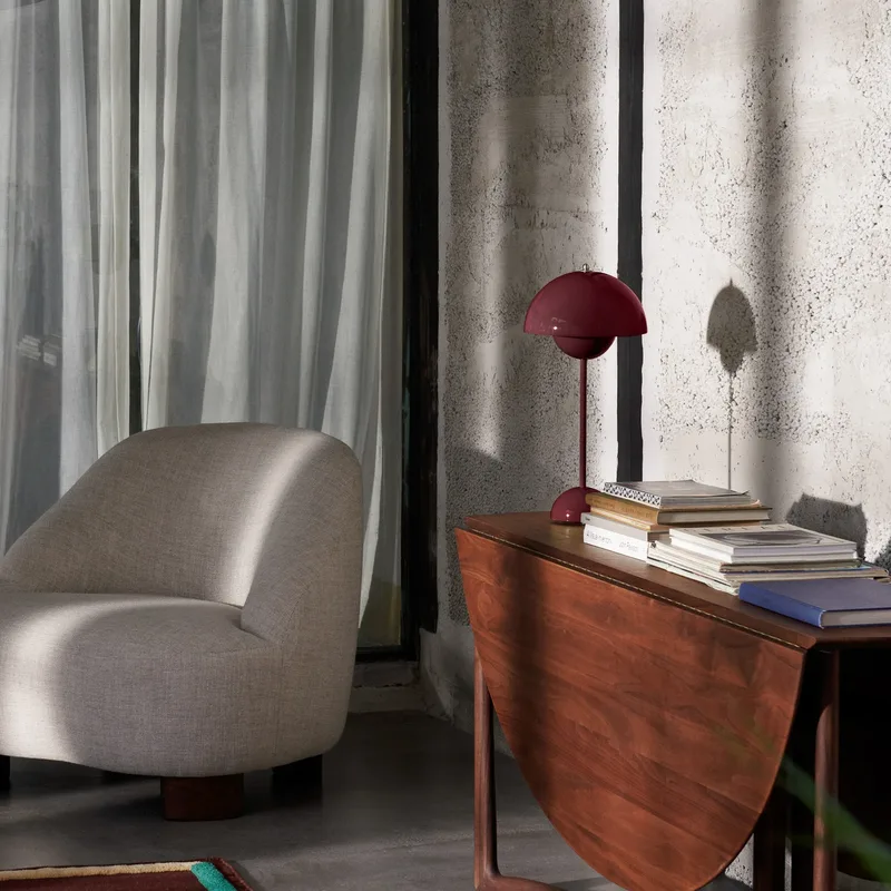 Flowerpot VP3 tafellamp, paars, 50 cm - &TRADITION - Woonkamer - Designer - Metaal - 1 lamp de &Tradition – photo du produit