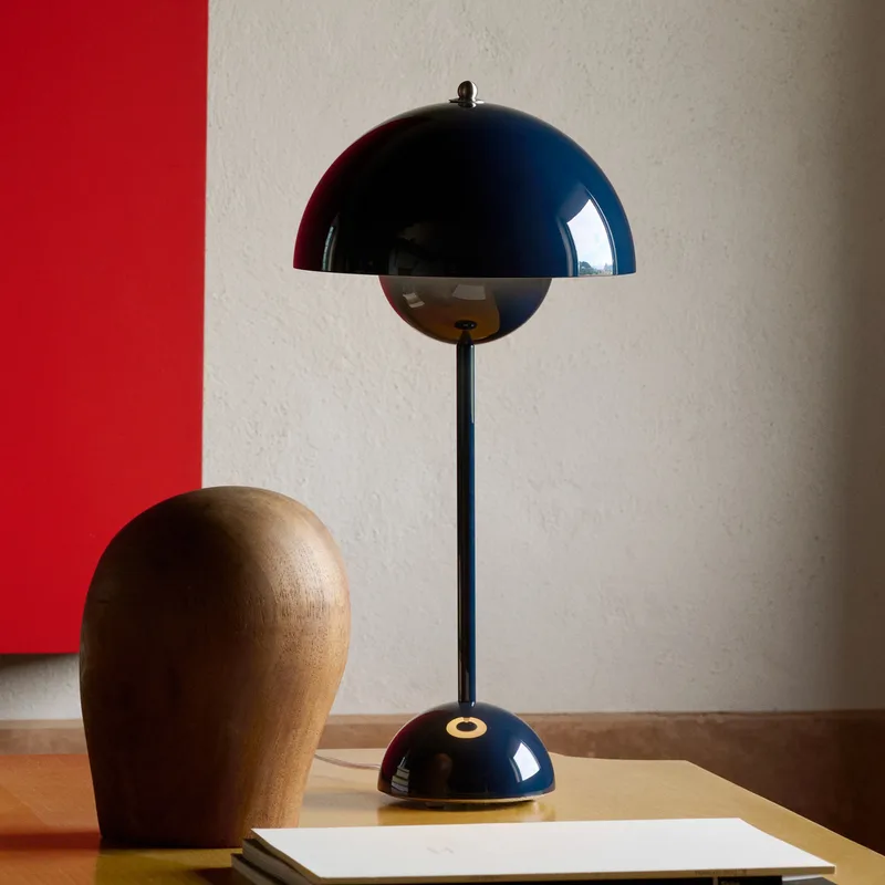 Flowerpot VP3 tafellamp, staalblauw, 50 cm - &TRADITION - Woonkamer - Designer - Metaal - 1 lamp von &Tradition – Produktfoto