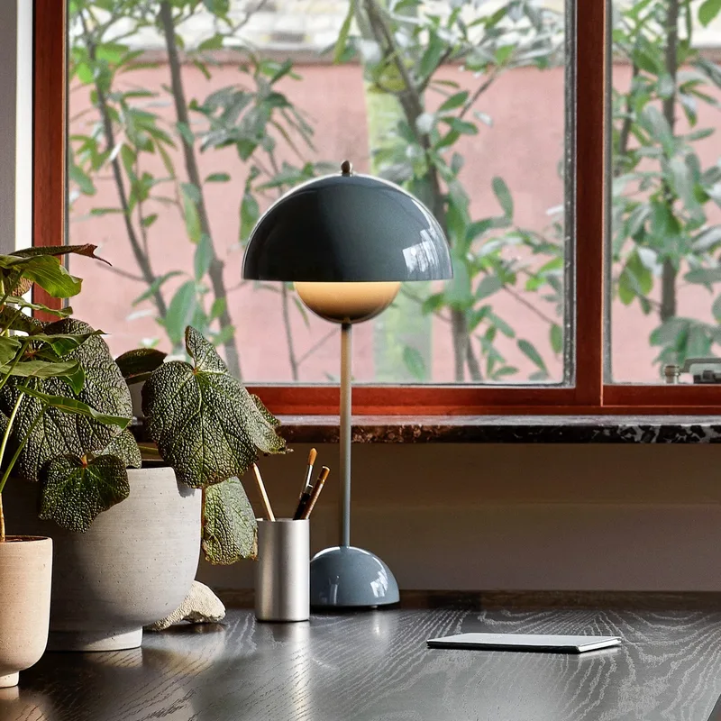 Flowerpot VP3 tafellamp, steenblauw, 50 cm - &TRADITION - Woonkamer - Designer - Metaal - 1 lamp by &Tradition – product photo
