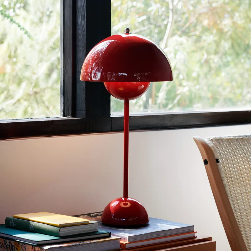 Flowerpot VP3 tafellamp, vermiljoenrood, 50 cm - &TRADITION - Woonkamer - Designer - Metaal - 1 lamp från &Tradition – produktbild