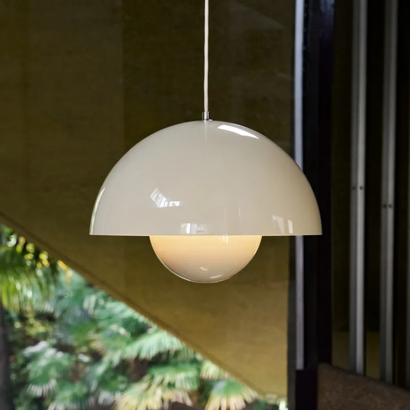 Flowerpot VP7 hanglamp, Ø 37 cm, crème - &TRADITION - Woonkamer - Designer - Metaal - Met lampenkap von &Tradition – Produktfoto