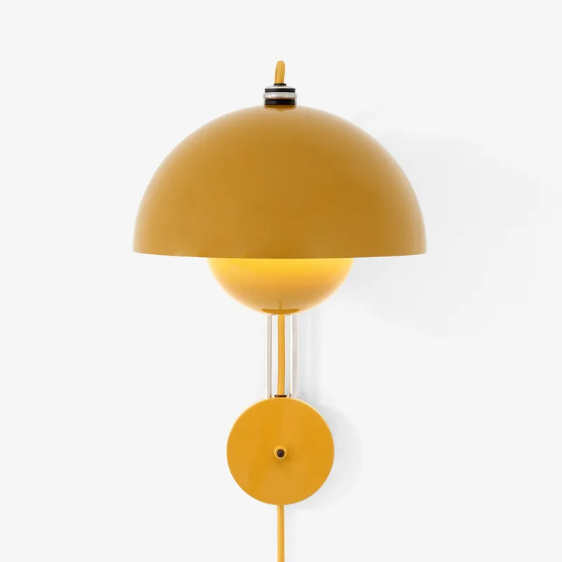 Flowerpot VP8 wandlamp, stekker, mosterdgeel - &TRADITION - Woonkamer - Designer - Metaal - 1 lamp von &Tradition – Produktfoto