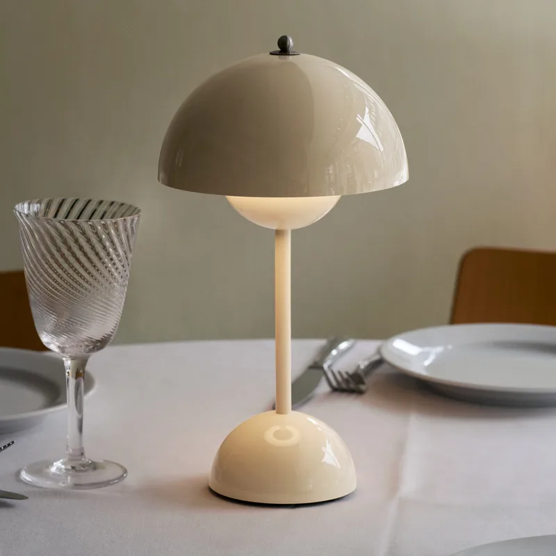 Flowerpot VP9 LED tafellamp, crème, IP44 - &TRADITION - Woonkamer - Designer - Kunststof - Met lampenkap von &Tradition – Produktfoto