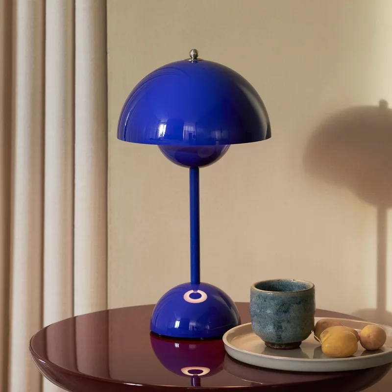 Flowerpot VP9 LED tafellamp, kobaltblauw - &TRADITION - Woonkamer - Designer - Kunststof - Met lampenkap by &Tradition – product photo