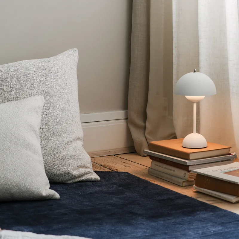 Flowerpot VP9 LED tafellamp, mat wit - &TRADITION - Woonkamer - Designer - Kunststof - Met lampenkap von &Tradition – Produktfoto