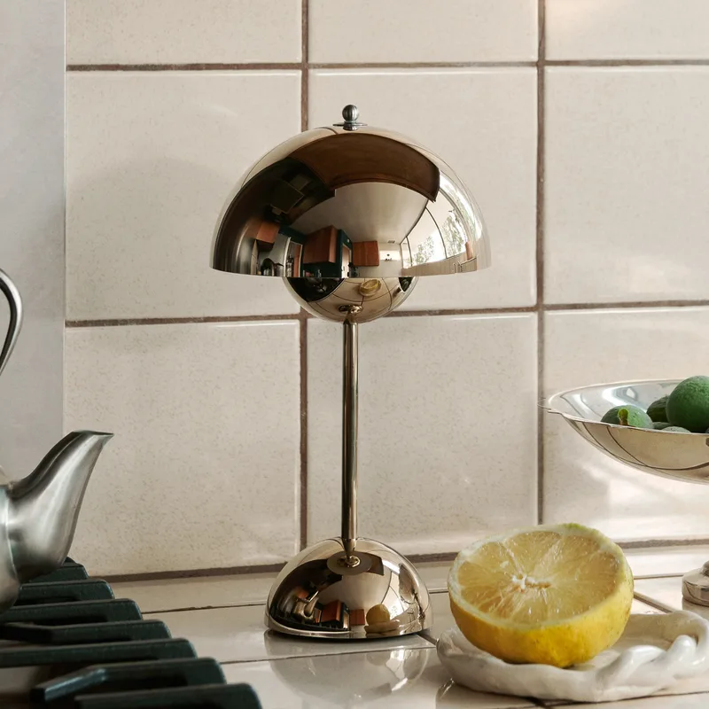 Flowerpot VP9 LED tafellamp, messing - &TRADITION - Woonkamer - Designer - Kunststof - Met lampenkap by &Tradition – product photo