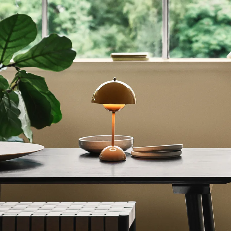 Flowerpot VP9 LED tafellamp, mosterdgeel - &TRADITION - Woonkamer - Designer - Kunststof - Met lampenkap von &Tradition – Produktfoto