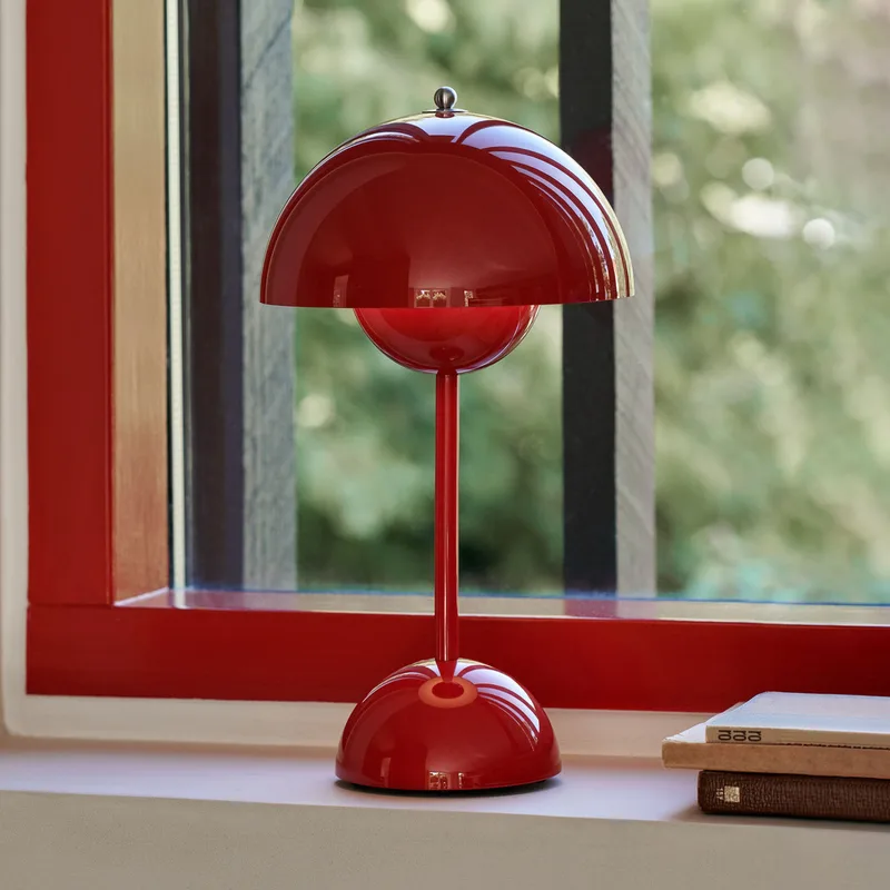 Flowerpot VP9 LED-tafellamp op batterijen, vermiljoenrood - &Tradition - Woonkamer - Designer - Kunststof - Met lampenkap by &Tradition – product photo