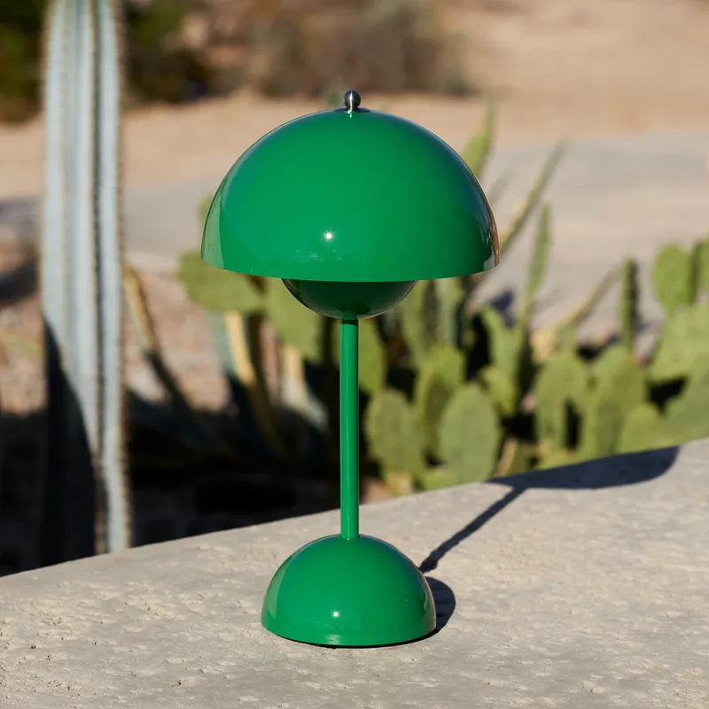 Flowerpot VP9 LED tafellamp signaalgroen - &Tradition - Woonkamer - Designer - Kunststof - Met lampenkap by &Tradition – product photo