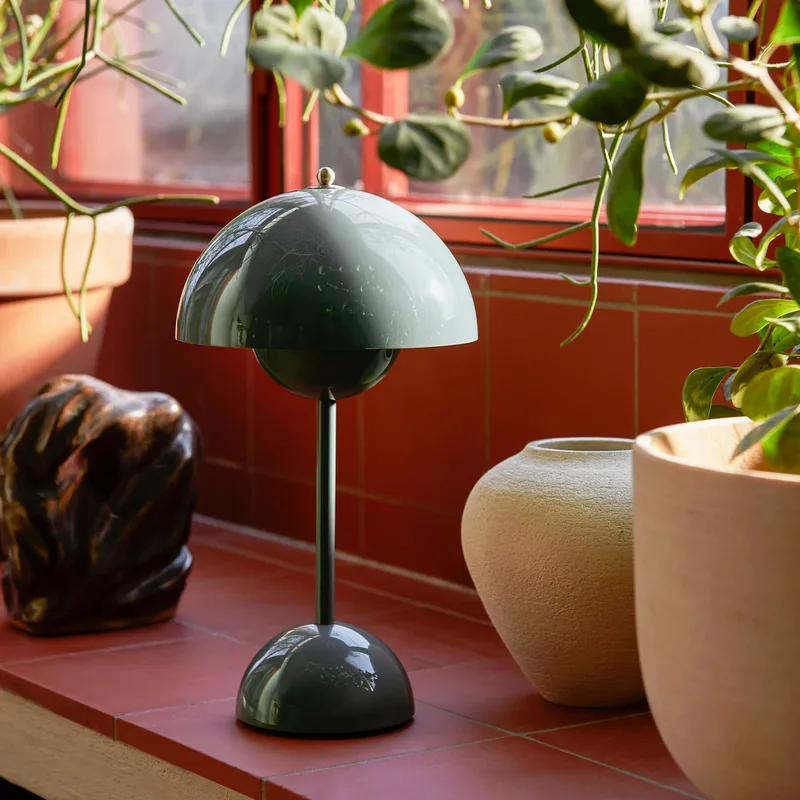 Flowerpot VP9 LED tafellamp, steenblauw - &TRADITION - Woonkamer - Designer - Kunststof - Met lampenkap von &Tradition – Produktfoto