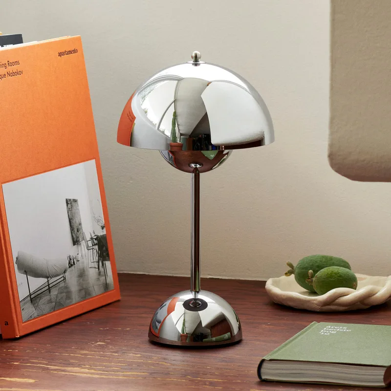 Flowerpot VP9 LED tafellamp, verchroomd - &TRADITION - Woonkamer - Designer - Kunststof - Met lampenkap van &Tradition – productfoto