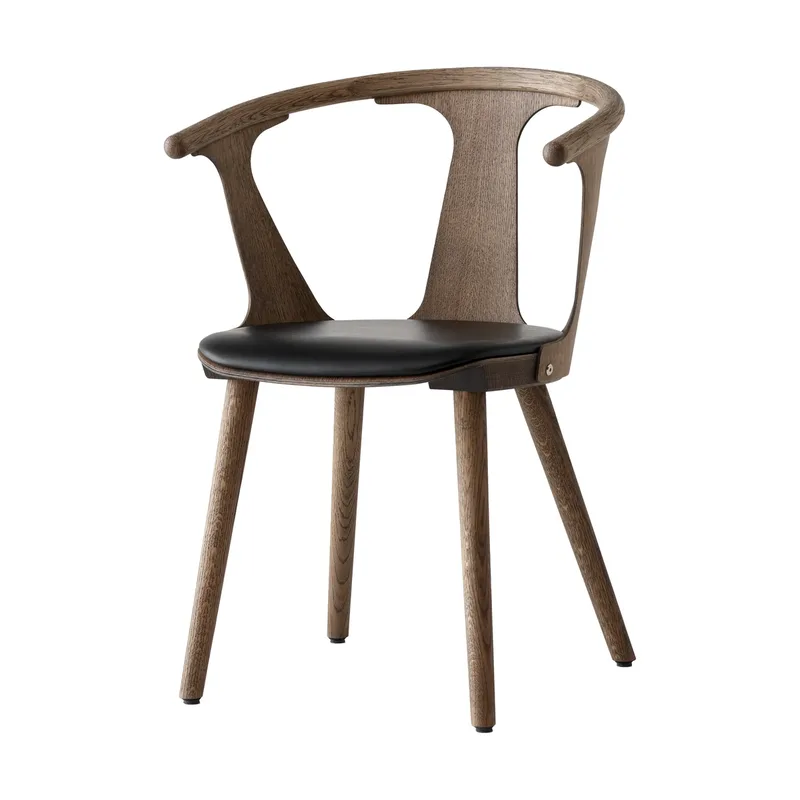 In Between SK2 Stuhl Eiche geräuchert geölt-Noble black leather van &Tradition – productfoto